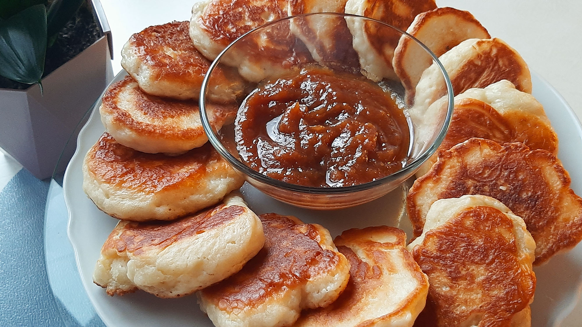 Самые вкусные оладьи. Пышные оладьи. Оладьи на молоке. Рецепт вкусных оладий. Оладьи на дрожжах.