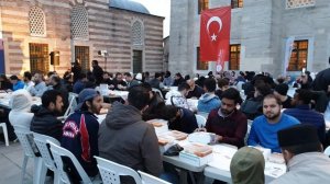 Искусство ифтара в мечети Михримах Султан: традиции месяца Рамадан в Турции