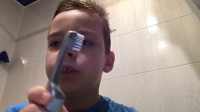 Обзор на детскую электрическую зубную щётку от компании Colgate смотреть онлайн