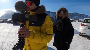 Байкал зимой. Блогеры разделись топлес на льду.