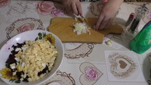 Салат из свеклы с  сыром.  Вам понравится, готовьте побольше!