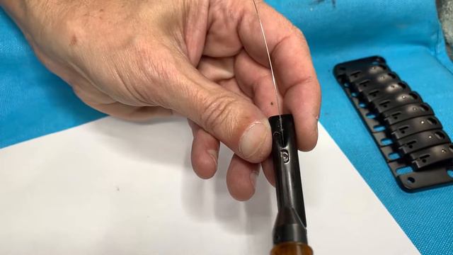 Sophia Tremolos - Restring tip 1 - Macrotuners -- The Basics of locking the string [first]