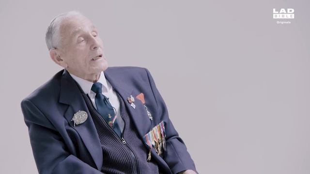 Old Soldier Meets Young Soldier | The Gap | @LADbible смотреть онлайн