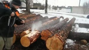 Ошкуривание бревен для сруба водой