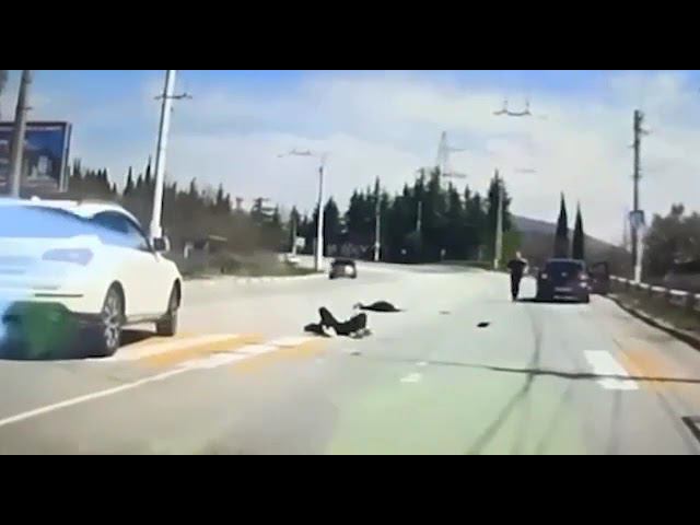 В Крыму на пешеходном переходе сбили подростков смотреть онлайн