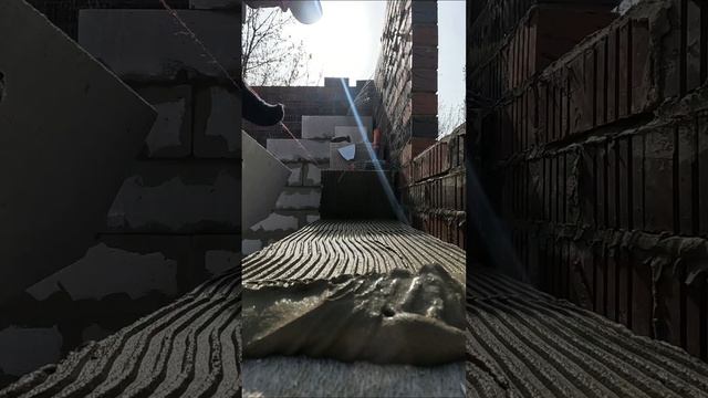 Кладка пеноблока на клей с помощью гребенчатого шпателя