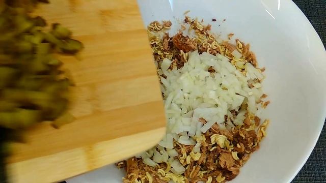 Салат с консервами. Быстро и вкусно!