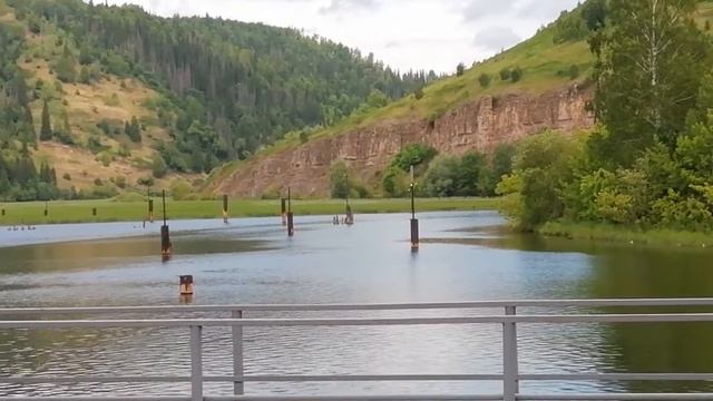 Церковь, пруд и красные скалы. Миньяр. Южный Урал.