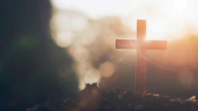 Видеофон футаж Стоит крест на фоне солнечных лучей скачать бесплатно фон для пасхи 4к смотреть онлайн
