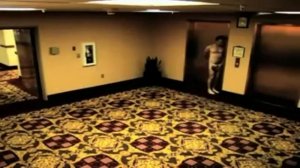 Голышом бегает !!!