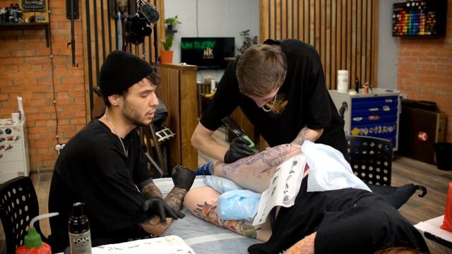 Делаем татуировку 11 часов вдвоём смотреть онлайн