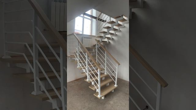 Лестница на ломанных косоурах/лестница для дома