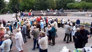 "Закружилась в саду карусель: рыжая осень в прятки играет..."