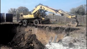 Экскаватор падает. Убойное ПАДЕНИЕ экскаватора!