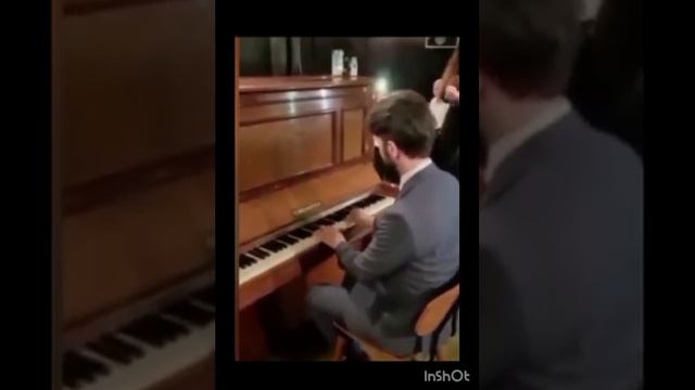 Ингуш в ресторане во Франции удивил всех сыграв мелодию на пианино👍 смотреть онлайн