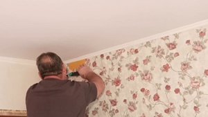 Подрезка обоев под потолок