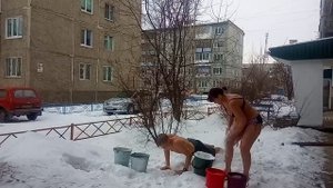 ХИУС, ХОЛОДНЫЙ ВЕТЕР. ЗАКАЛИВАНИЕ С МАМОЙ ОБЛИВАНИЕ ХОЛОДНОЙ ВОДОЙ. ОБТИРАНИЕ РАСТИРАНИЕ СНЕГОМ