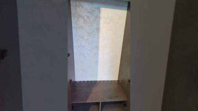 Высокий распашной шкаф в потолок