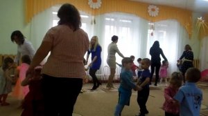 Танец "Наши малыши" с родителями. Осенний утренник.