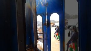 Автобусные зазывалы  в на вокзале в Мапусе в Анджуну