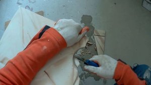 Укладка плитки.Пол в туалете.Резка плитки "болгаркой" без пыли. Ремонт ванной комнаты. День седьмой