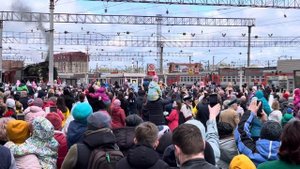 Ретро-поезд в Екатеринбурге. Поезд идёт на восток