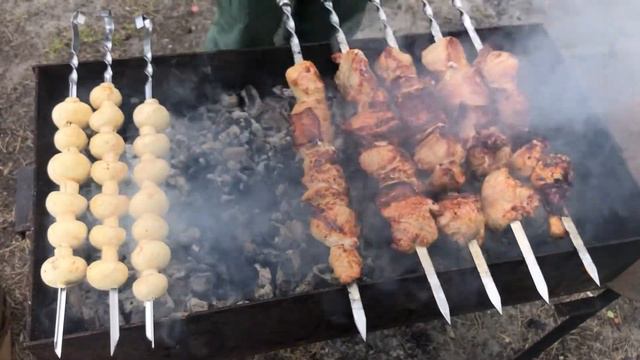 Жарим шашлыки