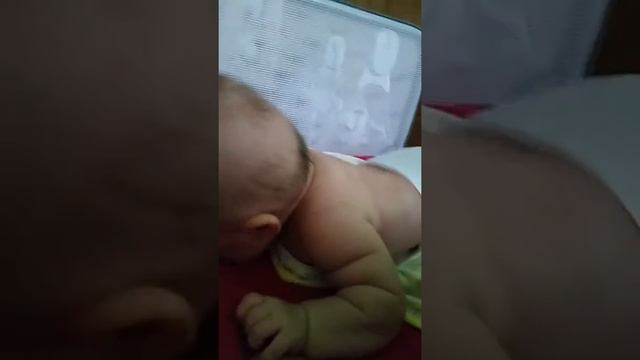 Учимся держать головку?(2месяца и 2 недели ) смотреть онлайн