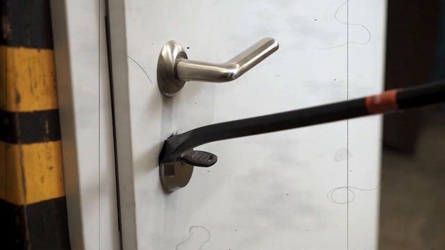 Взлом дверей от застройщика за 1 минуту! / Вскрытие входной двери смотреть онлайн