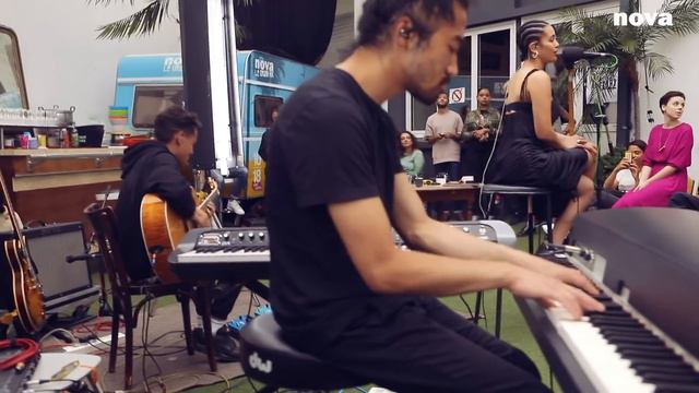 Jorja Smith - No Scrubs (TLC cover) | Plus Près de Toi - Nova.fr смотреть онлайн