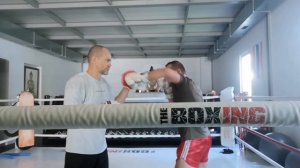 Отработка ударов на лапах. Персональная тренировка по боксу