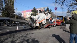 Погрузка дорожной фрезы на трал. Транспортировка дорожной фрезы.