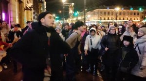 Группа Айдахо сегодня снова выступает у Дома Зингера на Невском проспекте!)