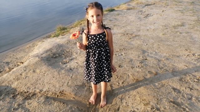 "Весёлое лето", читает Киреева Мирослава, 5 лет. Воспитатель Кротова Н. В.