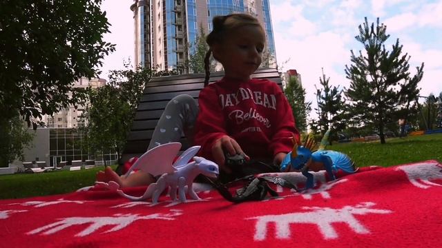 ОБЗОР. Как приручить дракона? Ночная фурия Громгильда и Беззубик. Арианна играет и танцует! смотреть онлайн