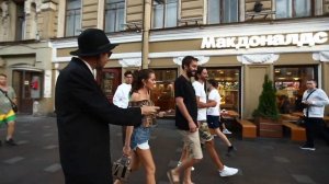 Евреи в России раздают деньги на Невском Проспекте Петербурга | Евреи любят деньги?