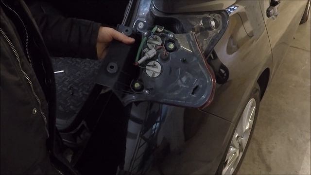 Tutorial: Toyota Auris Hybrid sostituzione lampadina posteriore luce stop. смотреть онлайн