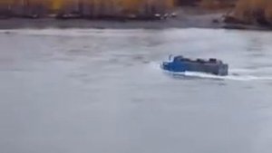 Урал плывет по реке