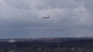 Заход на посадку и посадка огромного Boeing 777 рейс Хабаровск - Москва в аэропорту Шереметьево
