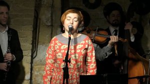 Алина Ивах и оркестр Klezmasters - Дни бегут