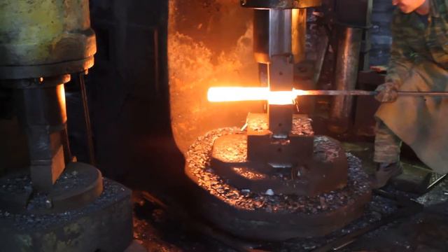 КАК КУЕТСЯ ДАМАССКАЯ СТАЛЬ. Полный процесс