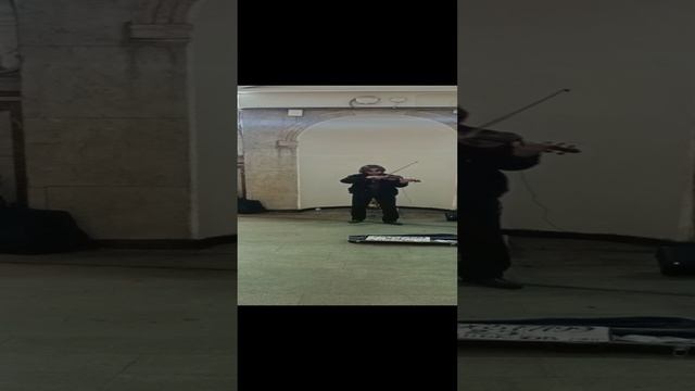 Скрипач в московском метро.