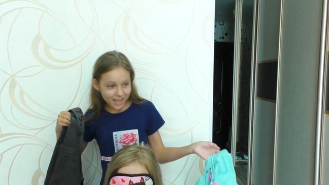 Папина ОДЕЖДА vs Дочкина Одежда! Челлендж ВЫБЕРИ в СЛЕПУЮ одежду КОТОРУЮ ОДЕНЕШЬ! Sisters Family смотреть онлайн