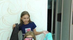 Папина ОДЕЖДА vs Дочкина Одежда! Челлендж ВЫБЕРИ в СЛЕПУЮ одежду КОТОРУЮ ОДЕНЕШЬ! Sisters Family