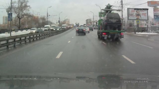 Сумасшедший эвакуатор на ш Энтузиастов. 24.12.2014 смотреть онлайн