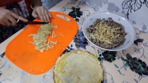 Салат с куриными желудками. Вкусно и сытно.
