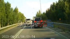 В Сургуте водитель Lexus разбил машину обидчика за то, что тот его не пропустил