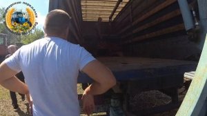 Самодельный кран манипулятор на навеску МТЗ выгружает 2500 кг. катки.