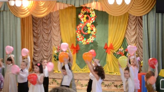 Танец с шарами "Мамино сердце - хрустальная чаша!