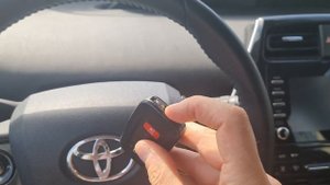 ТОЙОТА ПРИУС КЛЮЧ ЗАЖИГАНИЯ ИЗГОТОВЛЕНИЕ ДУБЛИКАТА ЧИП КЛЮЧА В МИНСКЕ. TOYOTA PRIUS ZVW55 ПРИВЯЗКА